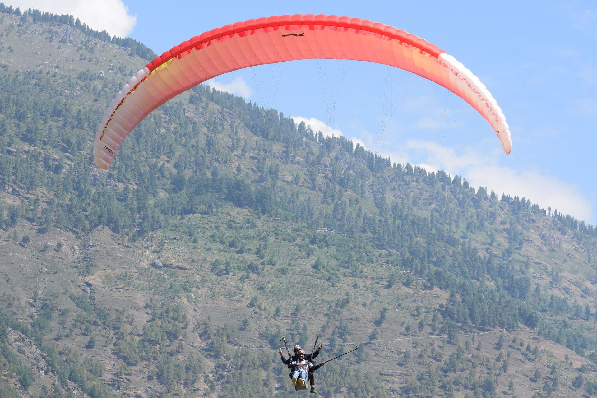 A paraglider tandem flight over Solang Valley