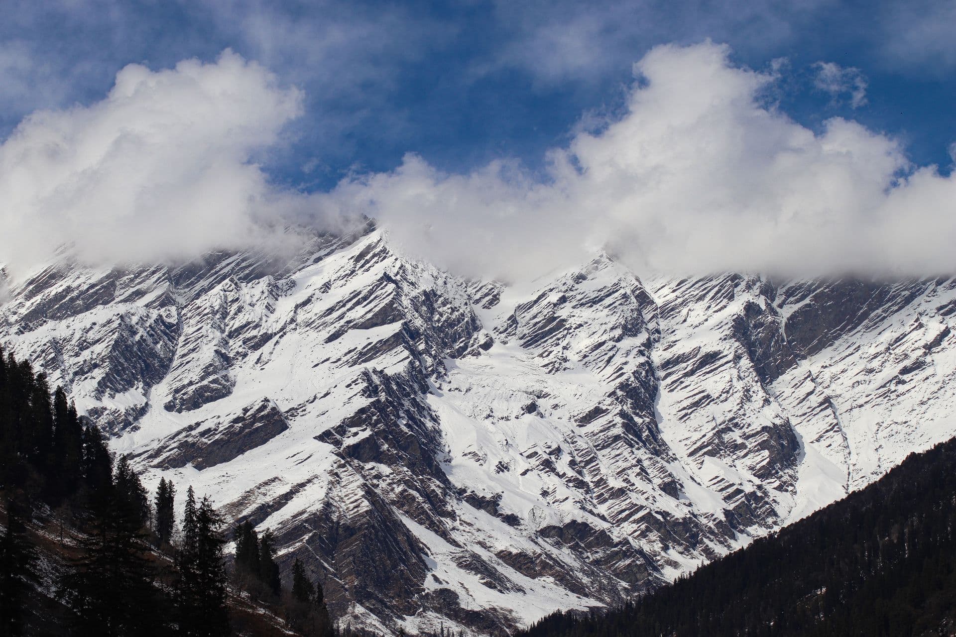 The snowbound Pir Panjal wall above Manali