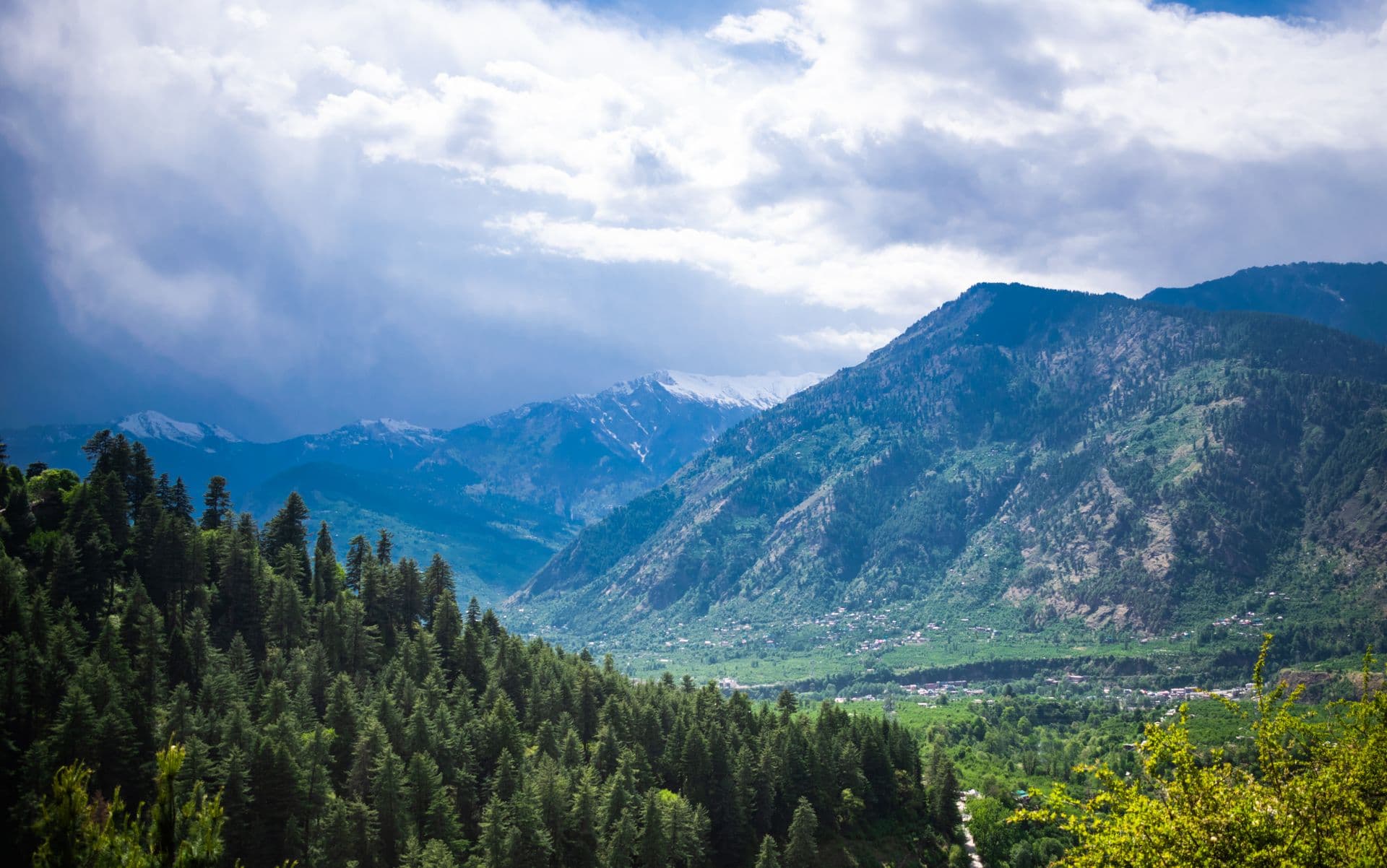 Snow slopes of Solang Valley under a bright sky